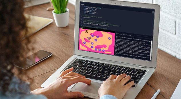 Hände am Laptop mit Python-Code – Python Kurs für Kinder