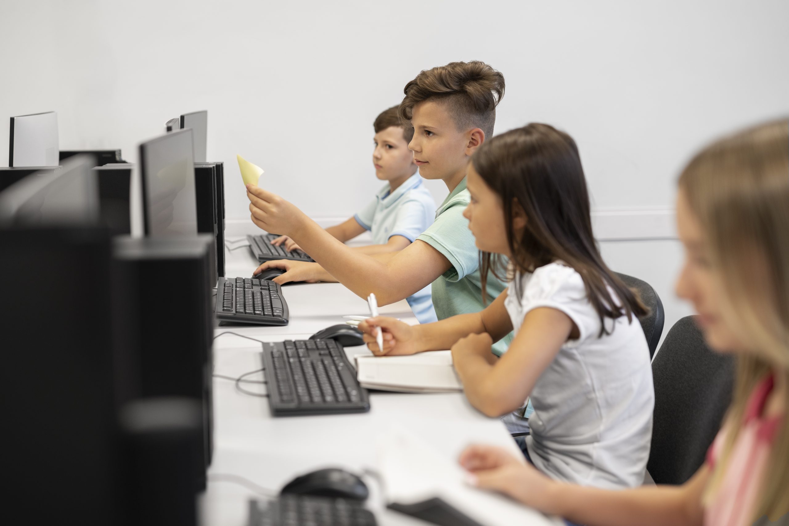 Jugendliche am Computer im Python Kurs für Kinder in Lüdenscheid
